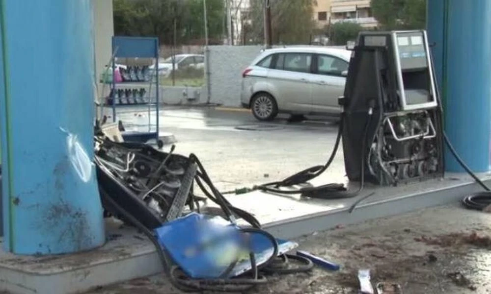 Η στιγμή που το τζιπ «ισοπεδώνει» το βενζινάδικο στην Άνω Βούλα